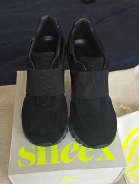 Sneex Icon,wide Strap, Black/black Patent, Size 9. NEW